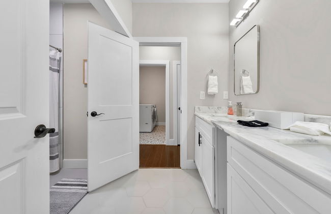 New Luxury Family Friendly Home Centrally Located - Foto 18