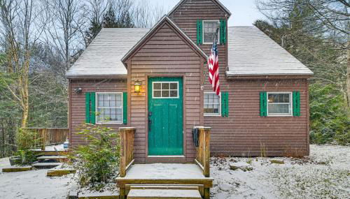 8 Mi to Mt Snow Cozy Bear Cabin with Hot Tub! - Foto 3