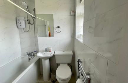 Cheerful 3 Bedroom 2 Bathroom Bungalow by CozyNest - Photo 23