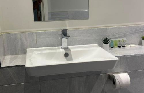 Spacious, bright 2 bed flat with 1 S/king bed. - Foto 10