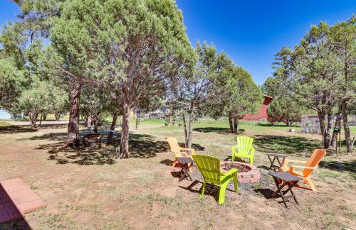 Near Woodland Lake Park Home with Fire Pit! - Foto 3