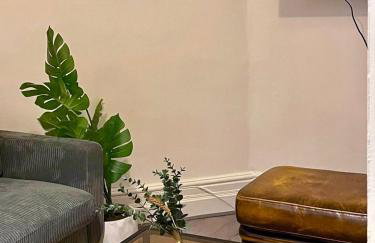 4-Bed Family House in Leeds with park view - Foto 32