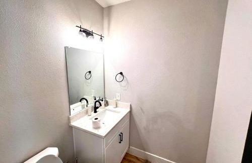 Loop, New Luxurious Large 3BR House, Sleeps 11 with Free Parking - Photo 64