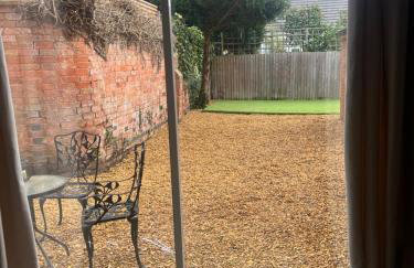 Freshly decorated apartment 10 mins from Cotswolds Child Friendly Great location with plenty of nearby free parking freestanding bath and outdoor private terrace area - Foto 17