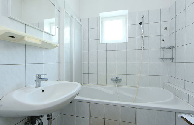 6 bedroom House in Balatonszárszó with garden and terrace - Photo 8