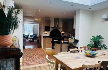 5 Bed Luxury Townhouse with Hot Tub, Rooftop Terrace, Perfect for Groups, Near Cruise Terminal - Foto 12