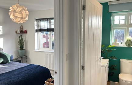 Deluxe 3 Bed new detached with a Super King bed - Photo 16