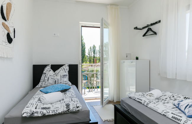 2 bedroom Apartment in Balatonszárszó with garden - Photo 8