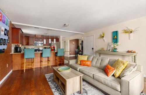 Newark Gem Ruby 3BR, 3BA - Sleeps 14 - Walk to Prudential Center and Newark Penn Station, Near EWR and American Dream Mall, includes Parking - WiFi - Laundry - Backyard - Gym - Foto 6