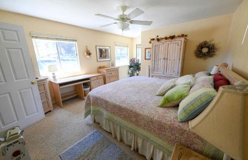 Near Yosemite Bass Lake Cabin with Hot Tub, Lake View, Pet Friendly - Photo 22