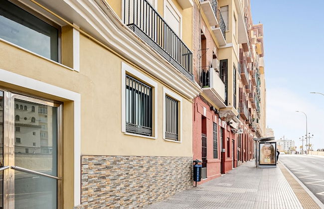 Skysea Malaga Centro frente al Rio - Photo 43