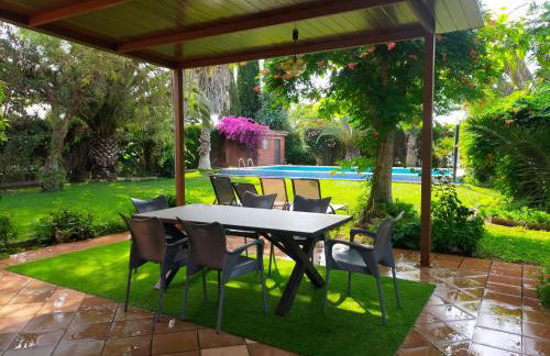 Precioso chalet próximo a Sevilla con jardín y piscina privada 8 personas Wifi gratis 2 salones 4 dormitorios 2 baños - Foto 48