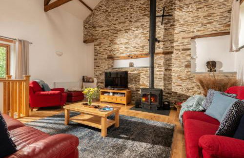 Threshing Barn at East Trenean Farm -Stunning Cornish Cottage sleeping 6 with hot tub, private garden, rural views and EV facilities - Foto 15