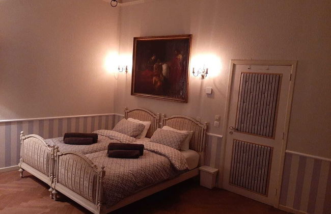 Unique Apartment In Historic Mansion - Photo 9