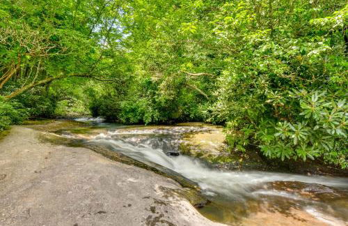 Enchanting Highlands Cottage with Pond and Waterfall - Foto 35