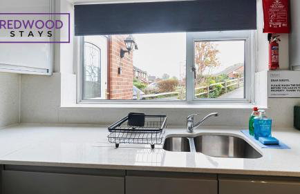 3-Bedroom Serviced House, Free Parking for 2 Cars, Free WiFi By Redwood Stays - Foto 20