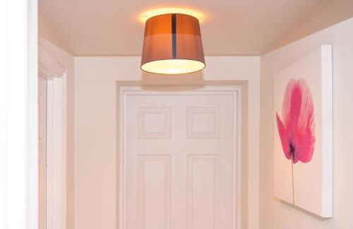 Rugby 1-BR Apt, Parking, City Centre, Sleeps 3 - Foto 13