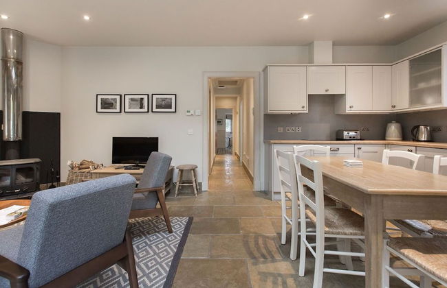 JOIVY Stunning 3 Bed Lodge With Gardens At Gilmerton House - Photo 19