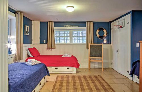 Beautiful Sandy Point Getaway with Wraparound Deck! - Foto 16