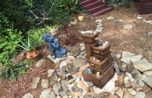 Private Green Cottage near downtown - Photo 22