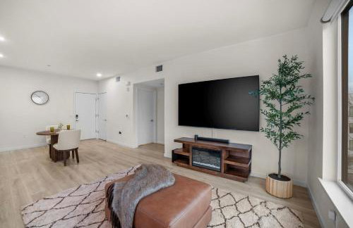 Modern Lux Midrise Stadium & Downtown Views - Foto 9