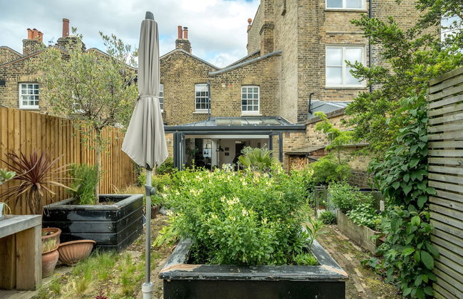 JOIVY Contemporary 2-Bed House W/ Private Garden - Foto 21