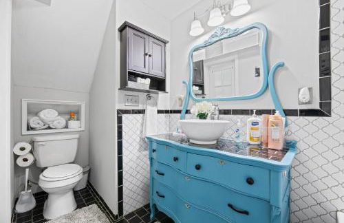 Luxe Suite with Pool Table, King Bed, 3 TVs, & Free Parking - Foto 31