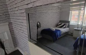 Brackenfield House in Great Barr, Birmingham near the Alexander Stadium and near the M6, with free WiFi, free parking and easy access to Walsall, West Bromwich, Aston Villa Football Ground, Star City and Birmingham City Centre - Foto 12