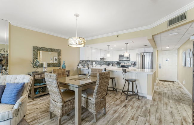 Stunning 2/2 Designer Condo w Coastal Appeal Right on the Gulf! - Foto 9