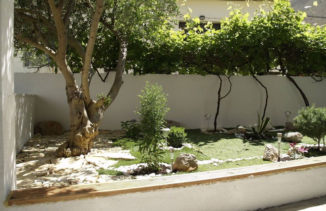 Step Away From The Beach 1-bedroom Apartment Lolov - Photo 20