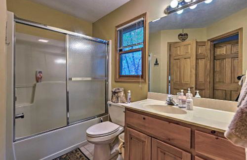 Spacious Maggie Valley Cabin with Hot Tub and MTN View - Foto 12