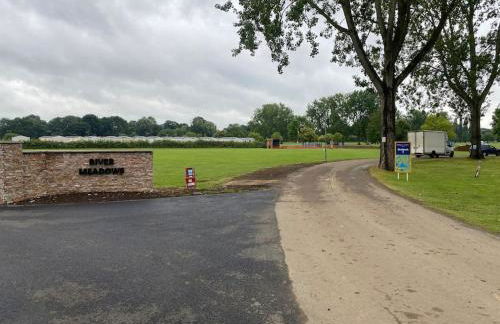 Elegant 2 Bed 1 and Half Bath Caravan in Holiday Resort Village - Photo 5