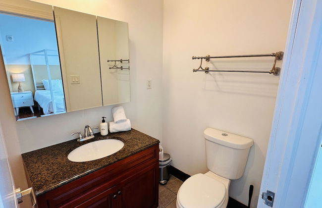 Sosuite 2BR Apt w Balcony W D Gym On-site Bar - Photo 29