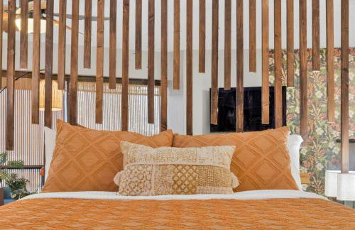 Retro Studio! Pool, Hot Tub, Free Parking & WiFi - Foto 27