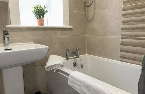 Homely 3 Bed House Halifax - Foto 7