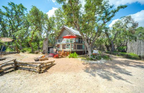 Snuggle Inn Wimberley Cabin with Fire Pit and Deck - Foto 32