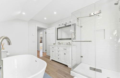 Family Getaway Walkable to Town - Foto 34