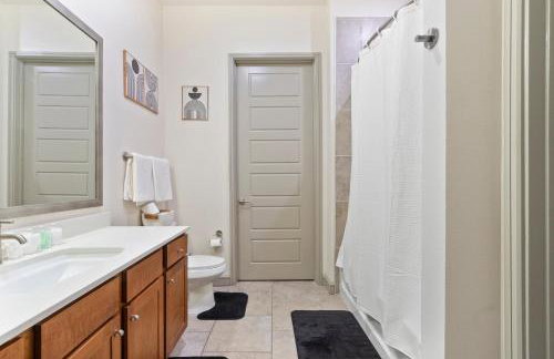 Downtown Modern Elegance Suite with Free Parking, Pool, WIFI and a King Bed - Foto 10