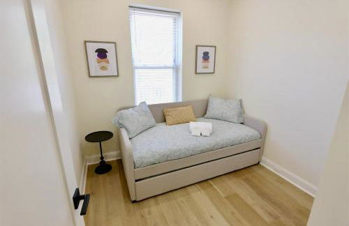 Pristine Petworth Family Home w Street Parking - Foto 31