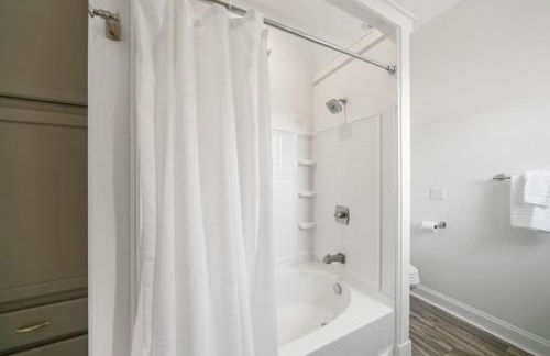 City Escape 2BR Steps to TQL near OTR and Downtown - Foto 32