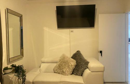 Beautiful House 7 min from Miami Airport w FREE parking - Photo 31