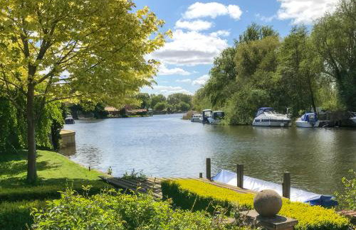 Riverside Retreat - Photo 22