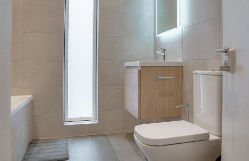 Sleek 4BR Townhouse - Rooftop - Hot Tub - Foto 32