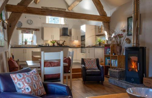 Cruck Barn Cottage - Photo 3