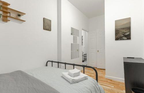 Modern Comfort 2BR with Washer & Dryer Near Subway & LGA - Foto 29