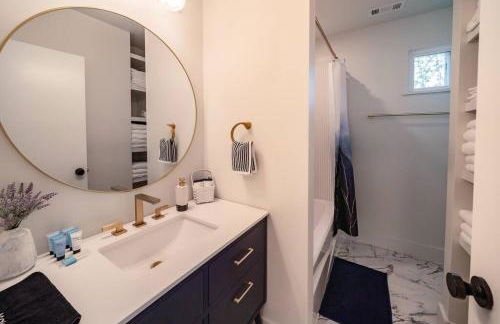 Hot Tub Amazing Location! Modern Ohio City Luxury 2 King Beds - Foto 17