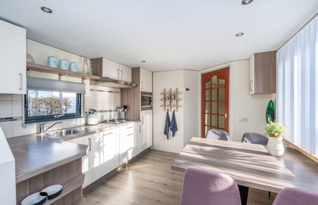 Chalet in Goedereede Near North Sea Beach - Photo 20