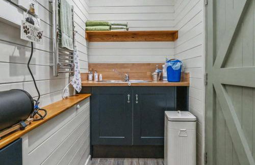 Willow Stylish pod with peaceful rural views - Photo 23