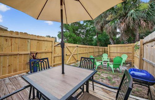 Vintage Florida Pet-Friendly Retreat - Photo 16