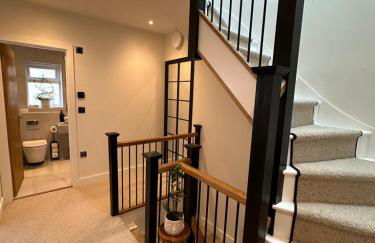 Modern Luxury Home with Spacious Garden close to Warner Bros Studio - Foto 24